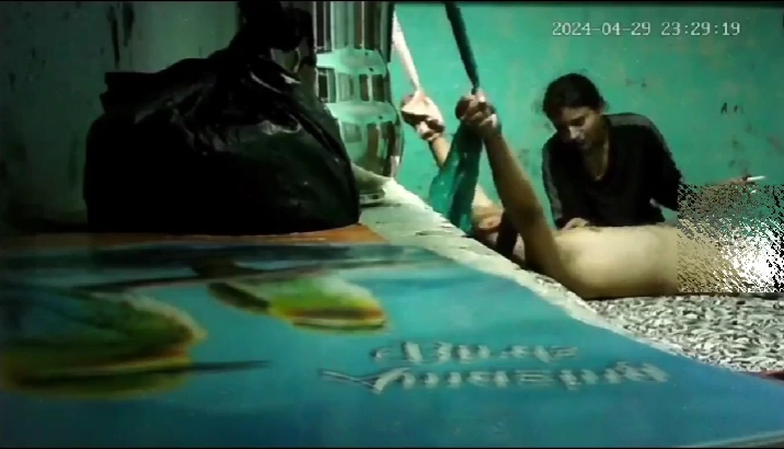 கணவனை கட்டி வைத்து சிகரெட்டால் சூடு. ஆங்கில டார்ச்
