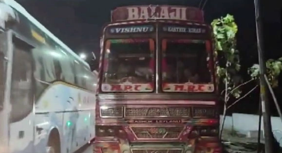 கட்டு கட்டாக 8 கோடி பணம். லாரியில் ரகசிய அறை அமைத்